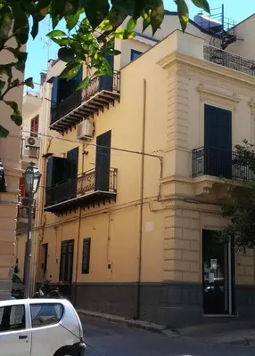 a white car parked in front of a building at Appartamento Vento D'Estate in Bagheria