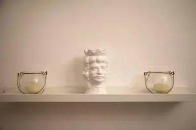 a shelf with two vases and a statue on it at La Maison Du Centre in Palermo