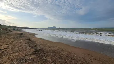 a beach with the ocean and the shoreline at Villini AltaVista in Altavilla Milicia