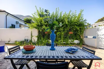a blue table with plates and a vase on it at Matasca casa vancanze in Palermo