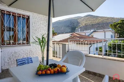 a plate of fruit on a table on a balcony at Matasca casa vancanze in Palermo