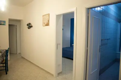 a hallway with a door leading to a bedroom at L'ancora casa vacanze in Palermo