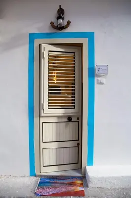 a door with a window on the side of a building at L'ancora casa vacanze in Palermo