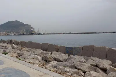 a retaining wall with rocks next to a body of water at home indipendenza 2 in Palermo