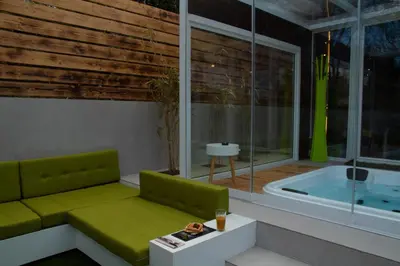 a living room with a green couch and a tub at Spera Luxury in Monreale