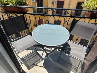 a dining room with a table and chairs at Casetta al Molo Trapezoidale in Palermo