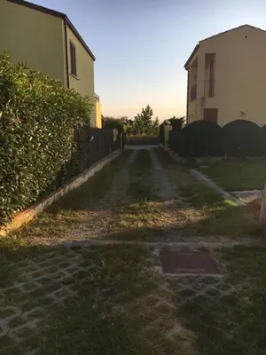 a dirt road next to a house and a fence at Casa al mare in Lascari
