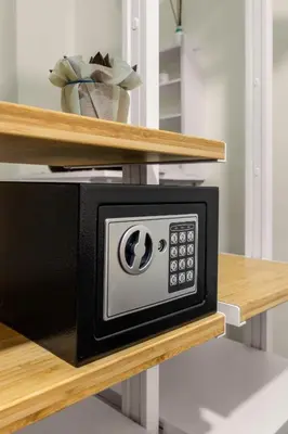 a microwave oven on a counter in a kitchen at Al Borghetto marinaro in Palermo
