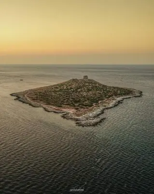 an island in the middle of the ocean at Sole e mare 1 in Isola delle Femmine