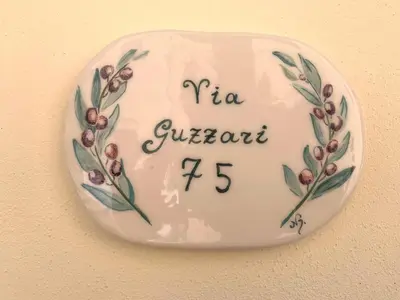 a plate with a clock on a wall at Guzzari 75 Home in Castellammare del Golfo