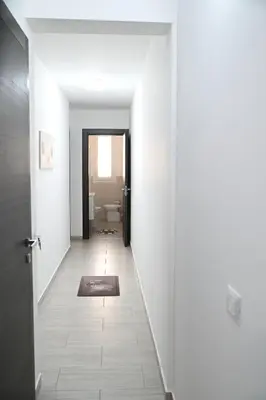 a hallway with a door leading to a bathroom at AL Quadrifoglio in Terrasini
