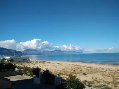 a view of a beach with mountains in the distance at Casa Letizia in Alcamo