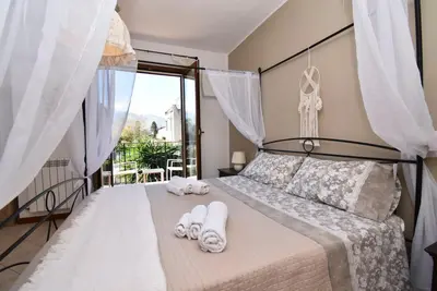 a bedroom with a bed with towels on it at Casa Carini - Villa Vacanze sul Mare con piscina idromassaggio in Carini