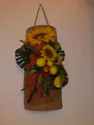 a flower arrangement on a wooden board with flowers at VILLA BUTTERFLY 2 a FEW STEPS FROM THE SEA in Capaci