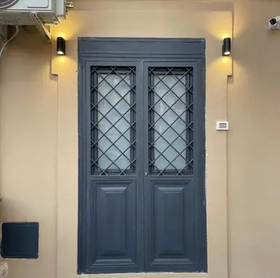 a blue door on the side of a building at La Quas at in Palermo