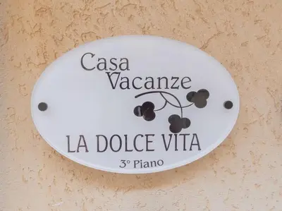 a sign that says la dolce vita on a wall at Casa Vacanze La Dolce Vita in Mandra Capreria