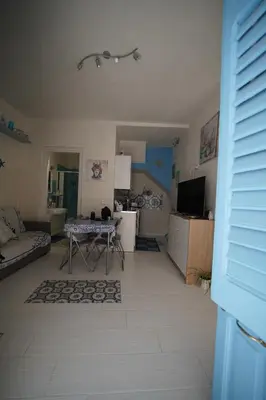 a living room with a couch and a table at Casa di via Sole in Castellammare del Golfo