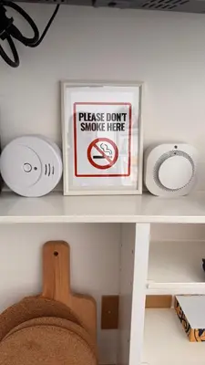 a shelf with a sign that reads please dont smoke here at caZA' Capo 40MQ nel centro di Palermo in Palermo