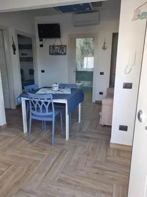 a dining room with a blue table and chairs at Vida Loca -Appartamento vicino aereporto e 200mt spiaggia in Carini