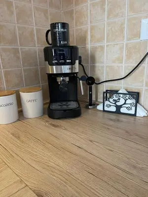 a coffee maker sitting on a counter with two coffee cups at Casa Joe in San Vito lo Capo