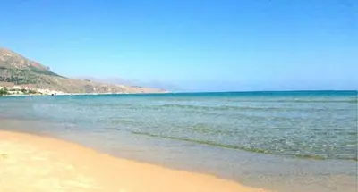 a beach with the ocean and mountains in the background at Casa vacanze LoRiLù in Castellammare del Golfo