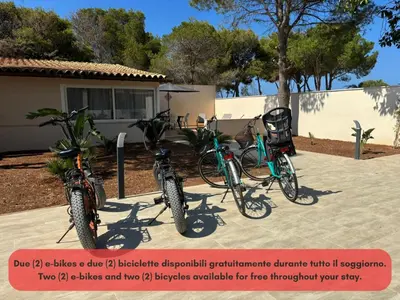 a group of bikes parked next to a building at Monte Luna - E-bikes incluse per raggiungere il centro e la spiaggia in 3 minuti in San Vito lo Capo
