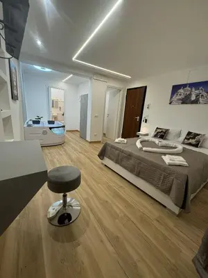 a large bedroom with a bed and a stool at Lacasadelrelax in Monreale