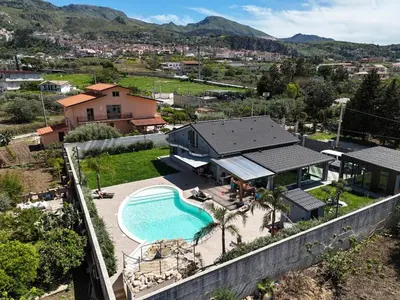 an aerial view of a house with a swimming pool at Villa El Secreto, Luxury con piscina, sauna e idromassaggio, vicina al mare e montagna in Borgetto