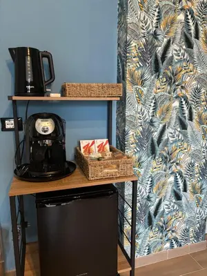 a room with a table with a radio and baskets at Dojo idro rooms in Carini