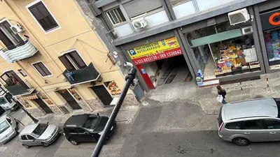 a group of cars parked in front of a store at Centrale e accogliente Casa Papèl in Palermo