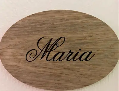 a round wooden sign with the word ohric at Casa dei nonni di Yuri in Palermo