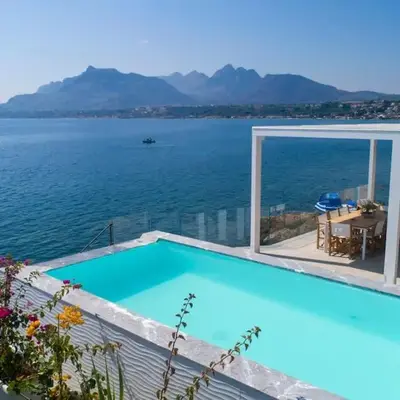 Design house with pool & direct access to the sea