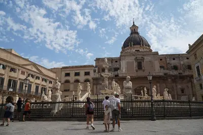 a group of people standing in front of a building at Appartamento Ottanio- Quattro Canti 200 mt in Palermo
