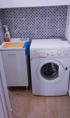 a washer and dryer in a small kitchen at Casa Nenè in Trabia