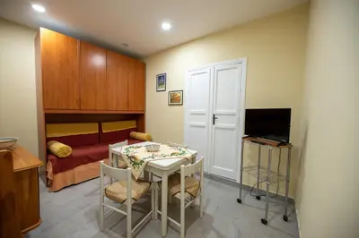 a small room with a table and a bed at Le 4 Stagioni-nelcuorediCorleone in Corleone