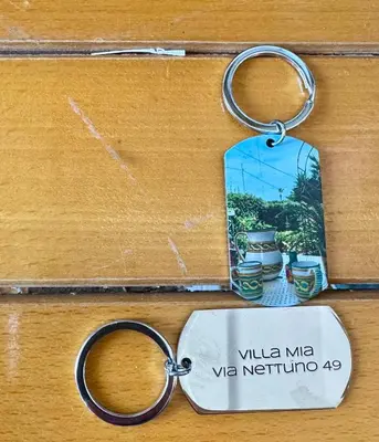 a key chain with a picture of villa ma van netanyahu at Villa Mia in Carini