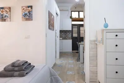 a small room with a bed and a kitchen at Tra i vicoli di Ballarò in Palermo