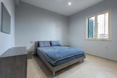 a bedroom with a bed and a window at Villino Giovanna a Trabia a 200 mt dal mare in Trabia