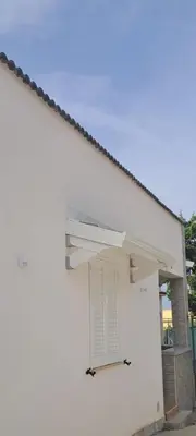 a window on the side of a white building at Perla del Mare in Trappeto