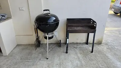 a grill sitting on a stand next to a wall at Villa Orlando in Trabia