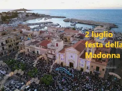 an aerial view of a crowd of people at a festival at Finestra del mare in Isola delle Femmine