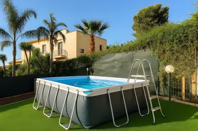 a swimming pool in a yard with a pool at Green House con piscina privata 7 posti in Macari