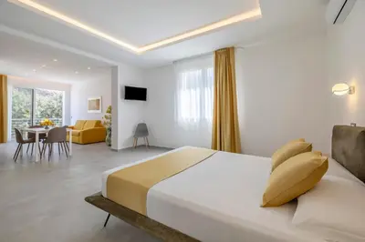 a kitchen and living room with a table and chairs at Case Vacanza Loria in Castelluzzo