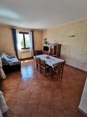 a kitchen and dining room with a table and chairs at Località Cefalù - Villa indipendente con giardino in Lascari