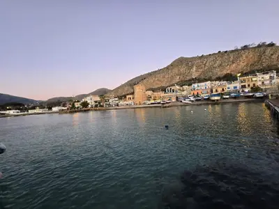 a large body of water with buildings and houses at Finestra sul Golfo in Mondello