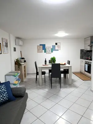 a kitchen and dining room with a table and chairs at Guarda l'alba in Altavilla Milicia