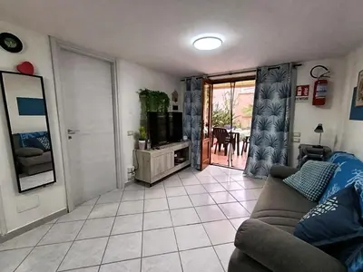 a living room with a couch and a tv at Guarda l'alba in Altavilla Milicia