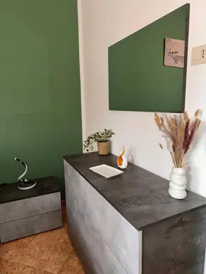 a desk in a room with a green wall at Suli D'amuri in Palermo