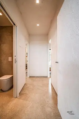 an empty hallway with a bath tub in a room at Villa Brezza in Partinico