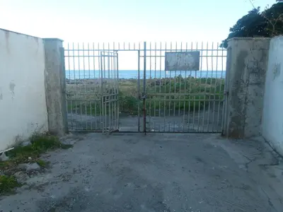 an open gate with a view of the ocean at Villino Toti e Silvana - a 50 mt dal mare in Carini